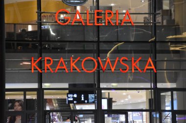 KRAKOW, POLAND - 12 Ağustos 2019 'da Polonya' nın Krakow kentindeki Galeria Krakowska alışveriş merkezinde görüldü..