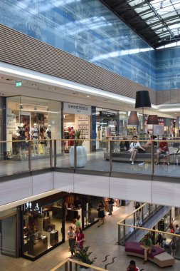 KRAKOW, POLAND - 12 Ağustos 2019 'da Polonya' nın Krakow kentindeki Galeria Krakowska alışveriş merkezinde görüldü..