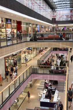 KRAKOW, POLAND - 12 Ağustos 2019 'da Polonya' nın Krakow kentindeki Galeria Krakowska alışveriş merkezinde görüldü..