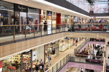 KRAKOW, POLAND - 12 Ağustos 2019 'da Polonya' nın Krakow kentindeki Galeria Krakowska alışveriş merkezinde görüldü..