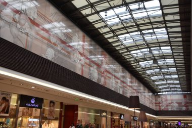 KRAKOW, POLAND - 12 Ağustos 2019 'da Polonya' nın Krakow kentindeki Galeria Krakowska alışveriş merkezinde görüldü..