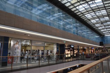 KRAKOW, POLAND - 12 Ağustos 2019 'da Polonya' nın Krakow kentindeki Galeria Krakowska alışveriş merkezinde görüldü..