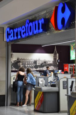 KRAKOW, POLAND - 12 Ağustos 2019 'da Polonya' nın Krakow kentindeki Galeria Krakowska alışveriş merkezinde görülen Carrefour.
