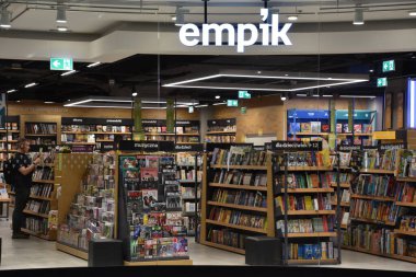 KRAKOW, POLAND - 12 Ağustos 2019 'da Polonya' nın Krakow kentindeki Galeria Krakowska alışveriş merkezindeki Empik mağazası.