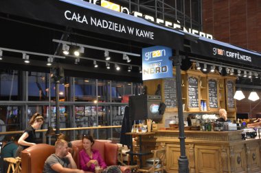 KRAKOW, POLAND - 12 Ağustos 2019 'da Polonya' nın Krakow kentindeki Galeria Krakowska alışveriş merkezinde görülen Green Caffee Nero.