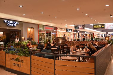 KRAKOW, POLAND - 12 Ağustos 2019 'da Polonya' nın Krakow kentindeki Galeria Krakowska alışveriş merkezinde Starbucks Kahvesi.