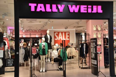 KRAKOW, POLAND - 12 Ağustos 2019 'da Polonya' nın Krakow kentindeki Galeria Krakowska alışveriş merkezindeki Tally Weijl mağazası.