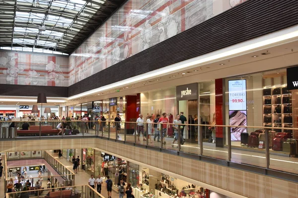 KRAKOW, POLAND - 12 Ağustos 2019 'da Polonya' nın Krakow kentindeki Galeria Krakowska alışveriş merkezinde görüldü..