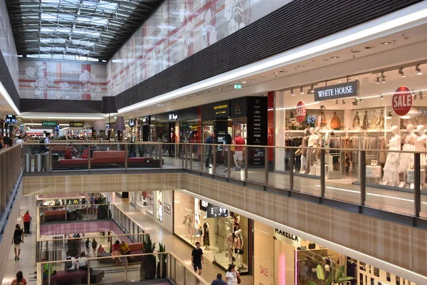 KRAKOW, POLAND - 12 Ağustos 2019 'da Polonya' nın Krakow kentindeki Galeria Krakowska alışveriş merkezinde görüldü..