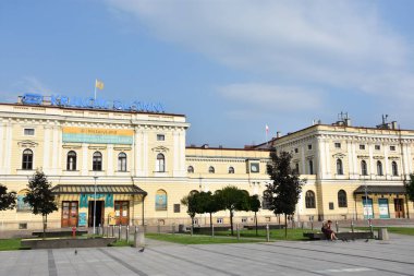 KRAKOW, POLAND - 12 Ağustos 2019 'da Polonya' daki Krakow Glowny Tren İstasyonu 'nda görüldüğü gibi.