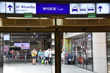 KRAKOW, POLAND - 12 Ağustos 2019 'da Polonya' daki Krakow Glowny Tren İstasyonu 'nda görüldüğü gibi.