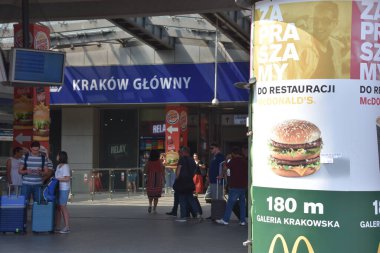 KRAKOW, POLAND - 12 Ağustos 2019 'da Polonya' daki Krakow Glowny Tren İstasyonu 'nda görüldüğü gibi.