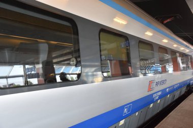KRAKOW, POLAND - 12 Ağustos 2019 'da Polonya' daki Krakow Parlak Tren İstasyonu 'nda görülen PKP Şehirlerarası Treni.