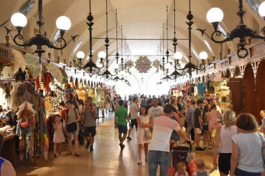 KRAKOW, POLAND - 12 Ağustos 2019 'da Polonya' nın Krakow kentindeki Kumaş Salonu.