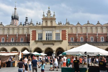 KRAKOW, POLAND - 12 Ağustos 2019 'da Polonya' nın Krakow kentindeki Kumaş Salonu.