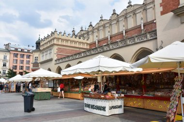 KRAKOW, POLAND - 12 Ağustos 2019 'da Polonya' nın Krakow kentindeki Kumaş Salonu.