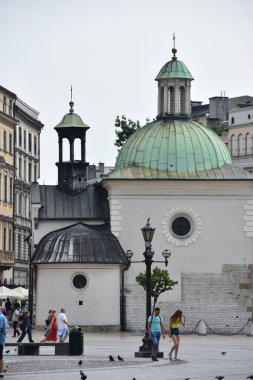KRAKOW, POLAND - 12 Ağustos 2019 'da Polonya' nın Krakow kentindeki Eski Pazar Meydanı 'nda görülen St. Adalbert Kilisesi.
