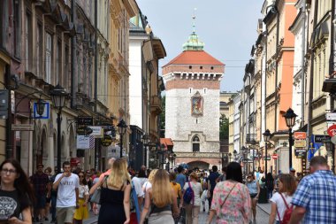 KRAKOW, POLAND - 12 Ağustos 2019 'da Polonya' nın Krakow kentindeki St. Florian Kapısı.