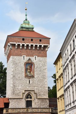 KRAKOW, POLAND - 12 Ağustos 2019 'da Polonya' nın Krakow kentindeki St. Florian Kapısı.