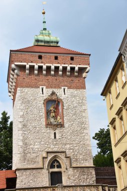 KRAKOW, POLAND - 12 Ağustos 2019 'da Polonya' nın Krakow kentindeki St. Florian Kapısı.