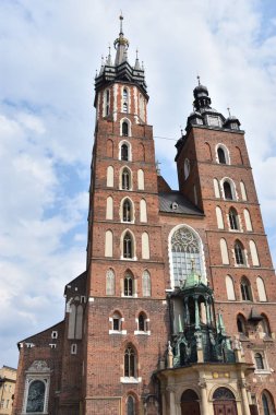 KRAKOW, POLAND - 12 Ağustos 2019 'da Polonya' nın Krakow kentinde görülen St. Marys Bazilikası.