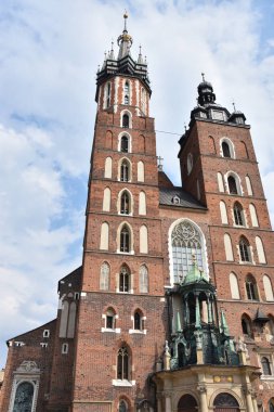 KRAKOW, POLAND - 12 Ağustos 2019 'da Polonya' nın Krakow kentinde görülen St. Marys Bazilikası.