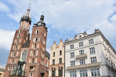 KRAKOW, POLAND - 12 Ağustos 2019 'da Polonya' nın Krakow kentinde görülen St. Marys Bazilikası.