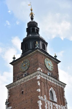 VARŞAN, POLAND - 2 Temmuz 2022 'de Polonya' nın Varşova kentindeki belediye kulesi.