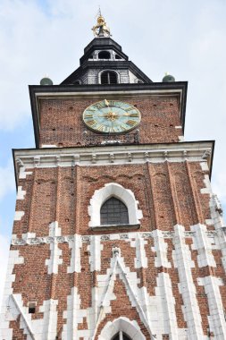VARŞAN, POLAND - 2 Temmuz 2022 'de Polonya' nın Varşova kentindeki belediye kulesi.