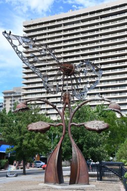 RENO, NEVADA - 14 AUG: Bryan Tedrick 'in 14 Ağustos 2023' te görüldüğü gibi Reno, Nevada 'daki Bientennial Park' taki Evrim Geçidi.