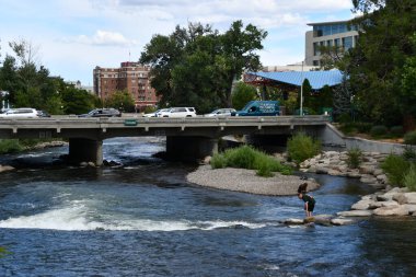 RENO, NV - 14 AUG Renom Nevada 'da Truckee Riverwalk, 14 Ağustos 2023' te görüldüğü gibi.