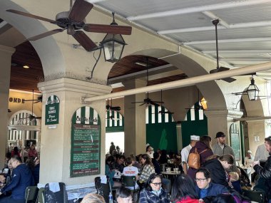 NEW ORLEANS, LA - 24 Kasım 2023 'te New Orleans, Louisiana' daki Fransız Mahallesi 'ndeki orijinal Cafe du Monde.