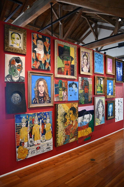 НЬЮ-ОРЛЕАНС, ЛА - NOV 22: Hunt Slonem Exhibit at The Cabildo, part of the Louisiana State Museum, in New Orleans, as seen on Nov 22, 2023.