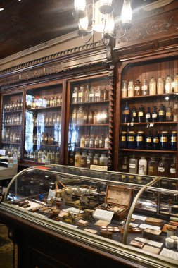 New Orleans, Los Angeles 22 Kasım 2023 'te Louisiana' daki New Orleans Eczane Müzesi 'nde görüldü..