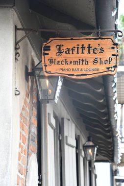NEW ORLEANS, LOUISIANA - 26 Kasım 2023: Lafitte 's Blacksmith Shop Bar Bourbon Street (ABD' nin en eski barı), New Orleans, Louisiana, 26 Kasım 2023.