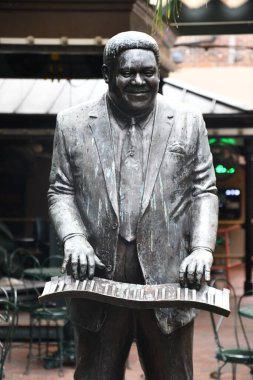 NEW ORLEANS, LOUISIANA - 26 Kasım 2023 'te New Orleans, Louisiana' daki Müzikal Efsaneleri Parkı 'nda Antoine Fats Domino heykeli.