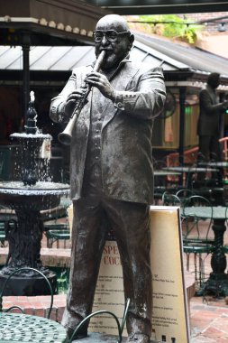 YENİ ORLEANS, LOUISIANA - 26 Kasım 2023 'te Louisiana' daki Müzikal Efsaneler Parkı 'nda Pete Fountain heykeli.