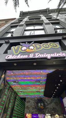 NEW ORLEANS, LOUISIANA - 26 Kasım 2023 'te New Orleans, Louisiana' da görülen Voodoo Chicken & Daiquiris.