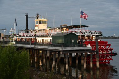YENİ ORLEANS, LOUISIANA - 26 Kasım 2023 'te New Orleans, Louisiana' da Mississippi Nehri 'nde bulunan Natchez Riverboat..