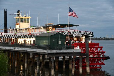 YENİ ORLEANS, LOUISIANA - 26 Kasım 2023 'te New Orleans, Louisiana' da Mississippi Nehri 'nde bulunan Natchez Riverboat..