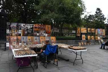 New Orleans, Louisiana 'daki Jackson Meydanı' nda 25 Kasım 2023 'te görüldüğü gibi sanat simsarları.