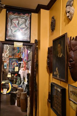 NEW ORLEANS, LA - 26 Kasım 2023 'te Louisiana' daki New Orleans Tarihi Voodoo Müzesi 'nde görüldü..