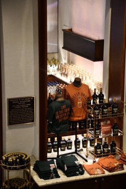 New Orleans, Louisiana 'da Magazine Caddesi ve Canal Caddesi' nin köşesindeki Sazerac Evi, 25 Kasım 2023 'te görüldüğü gibi..