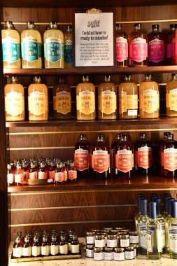 New Orleans, Louisiana 'da Magazine Caddesi ve Canal Caddesi' nin köşesindeki Sazerac Evi, 25 Kasım 2023 'te görüldüğü gibi..