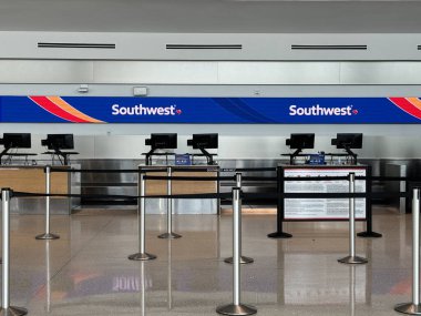 NEW ORLEANS, LA - 21 Kasım 2023 'te Louisiana' daki MSY Louis Armstrong Uluslararası Havalimanı 'nda görülen Güneybatı Havayolları Check-in.