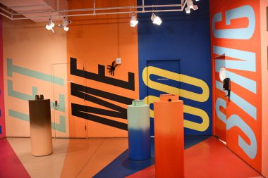 NEW YORK NY - 14 Ekim 2023 'te ABD' nin New York şehrinde görülen Renkli Fabrika New York Sergisi.