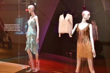 NEW YORK NY - OCT 14: Taylor Swift - New York 'taki Sanat ve Tasarım Müzesinde hikaye anlatıcı exhibi, 14 Ekim 2023.