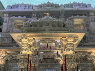 ROBINSVILLE, NJ - 21 Ekim 2023 'te Robbinsville, New Jersey' deki Akshardham tapınağı. Arazi bakımından dünyadaki en büyük Hindu tapınağıdır..