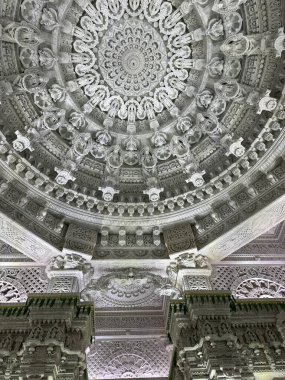 ROBINSVILLE, NJ - 21 Ekim 2023 'te Robbinsville, New Jersey' deki Akshardham tapınağı. Arazi bakımından dünyadaki en büyük Hindu tapınağıdır..