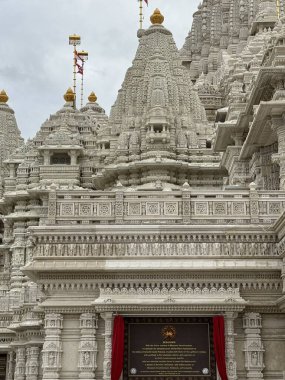 ROBINSVILLE, NJ - 21 Ekim 2023 'te Robbinsville, New Jersey' deki Akshardham tapınağı. Arazi bakımından dünyadaki en büyük Hindu tapınağıdır..